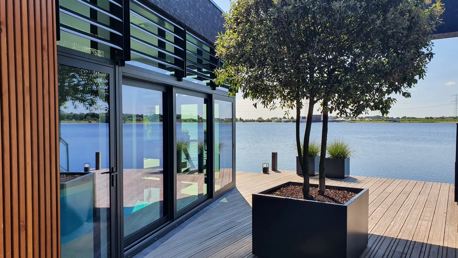 Waterzijde van de villa met directe route naar terras, zwembad en steigerzone.