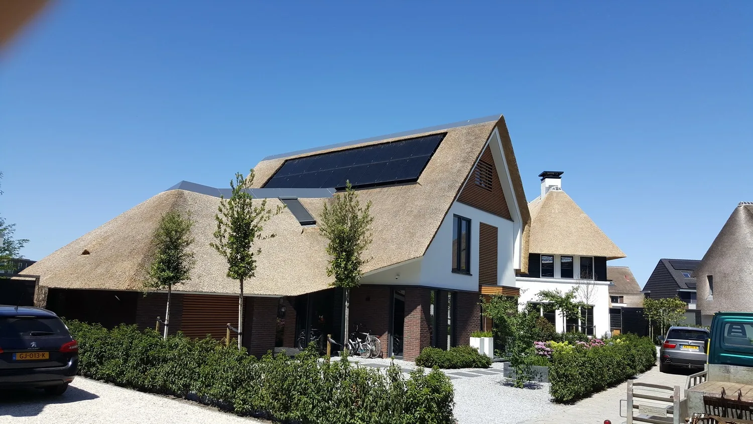 Glaspartijen koppelen woonruimtes aan tuin en terras in de Blaricummermeent.