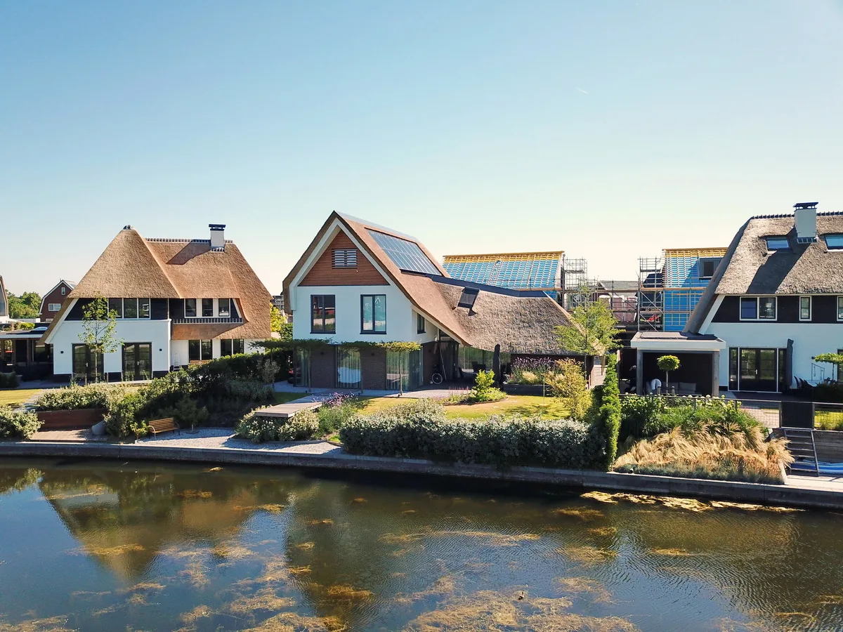 Villa in Blaricummermeent als onderdeel van een ruim opgezette groene villawijk.