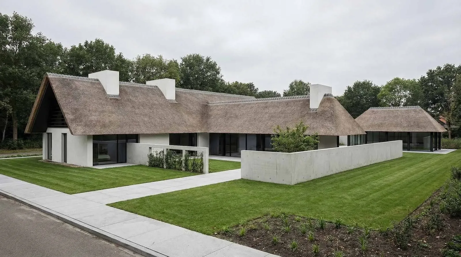 Vrijstaand beeld - rieten kap en moderne gevelcompositie