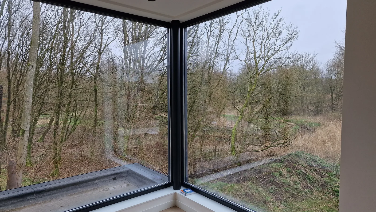 Lichte woonruimte met zichtlijnen en centrale woonas in de villa in Almere Duin