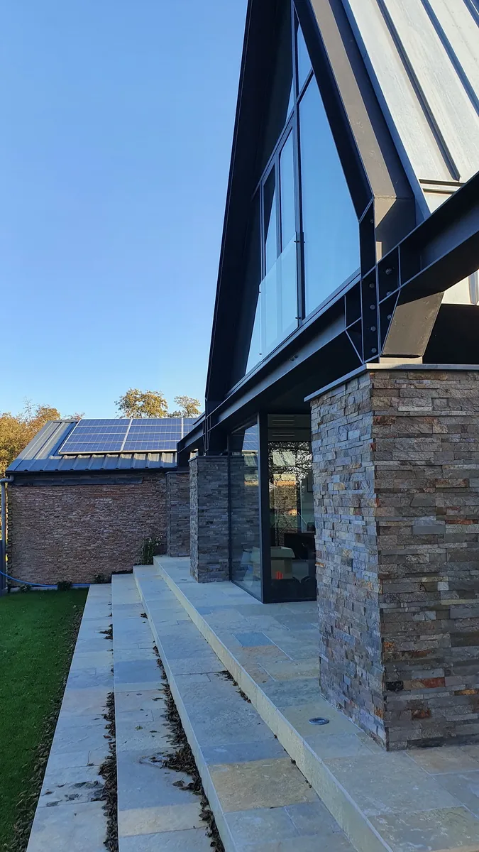 Eetkeuken en woonkamer gericht op uitzicht en avondzon, met overdekt terras.