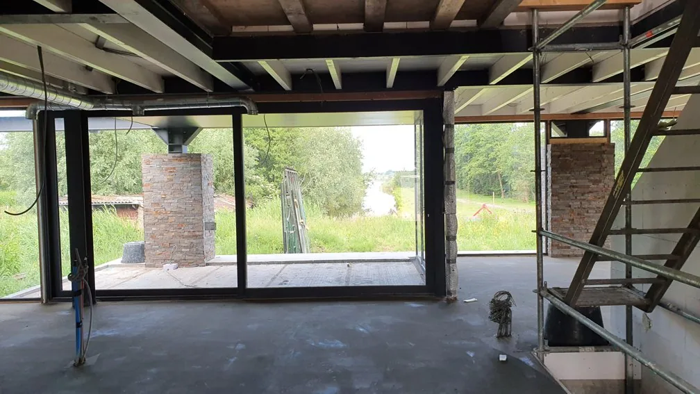Slaapkamer op verdieping met uitzicht over de Ankeveense stille plas.