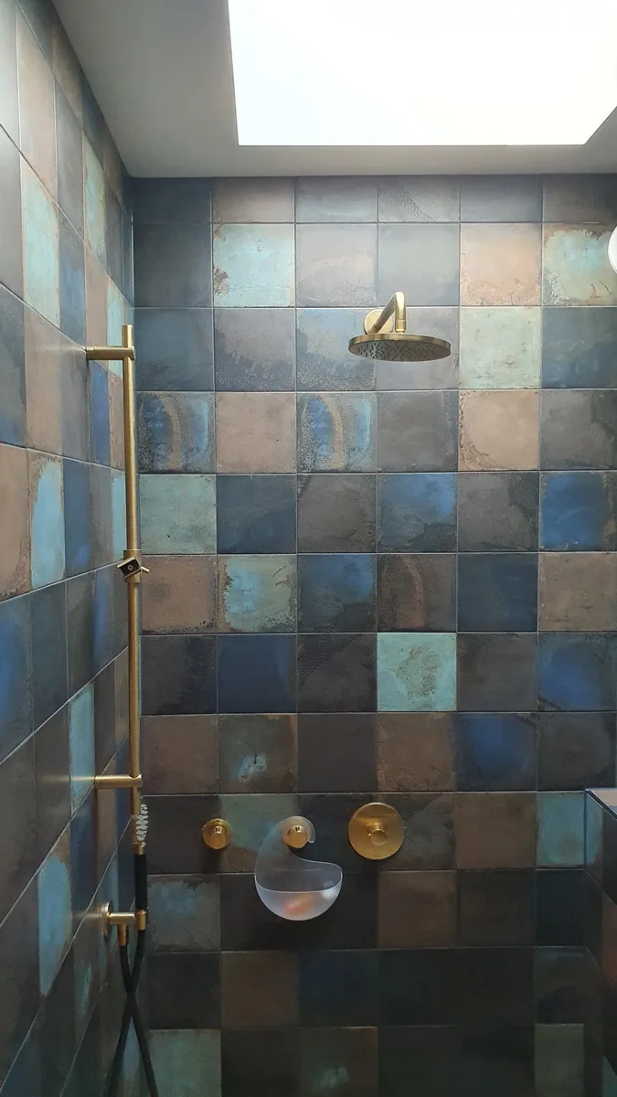Vide en trap met daglicht en zichtlijnen richting het water.