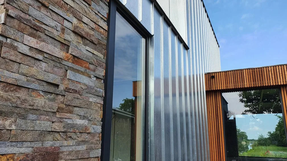 Woning aan de Ankeveense Stille Plas met compacte massa en uitzicht over het water.