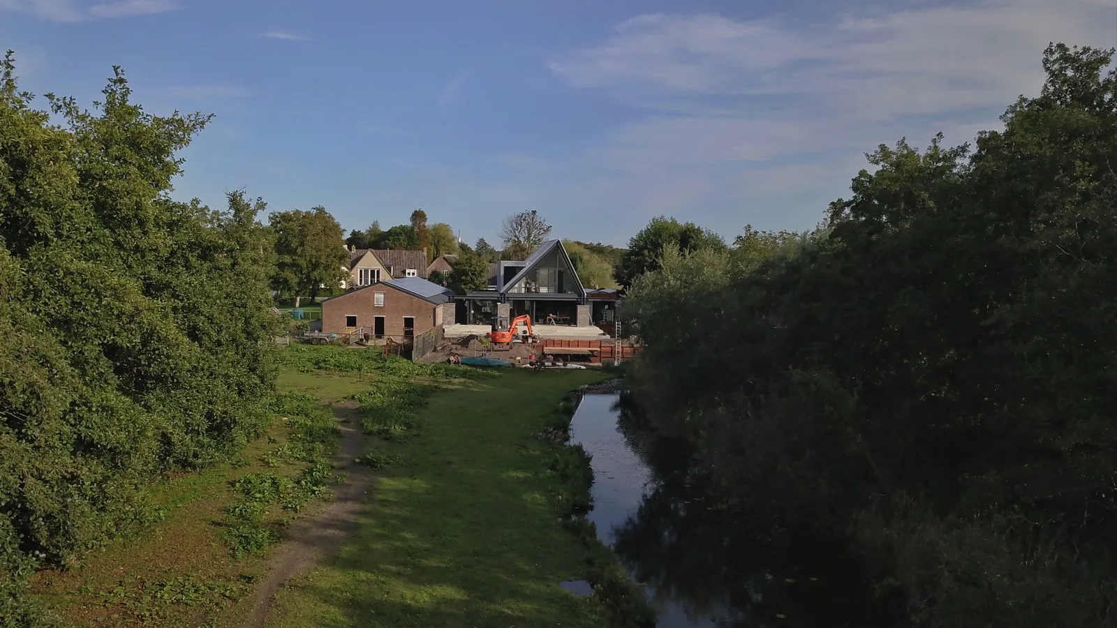 Woonruimtes gericht op het uitzicht over het trekgat en de stille plas.