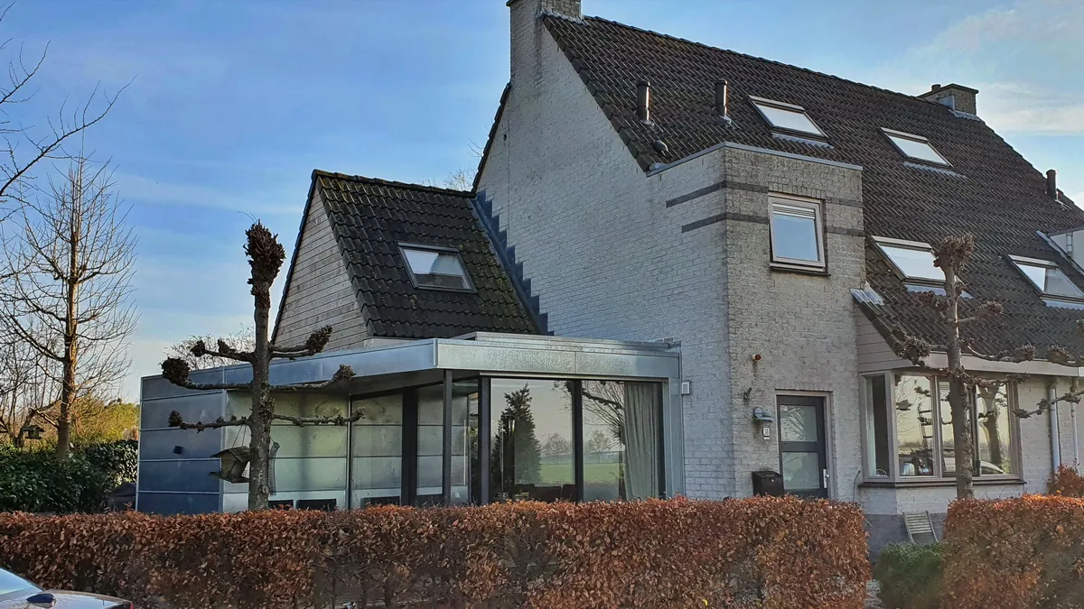 Kleine uitbouw aan jaren 80 woning in Vreeland met zicht over de weilanden
