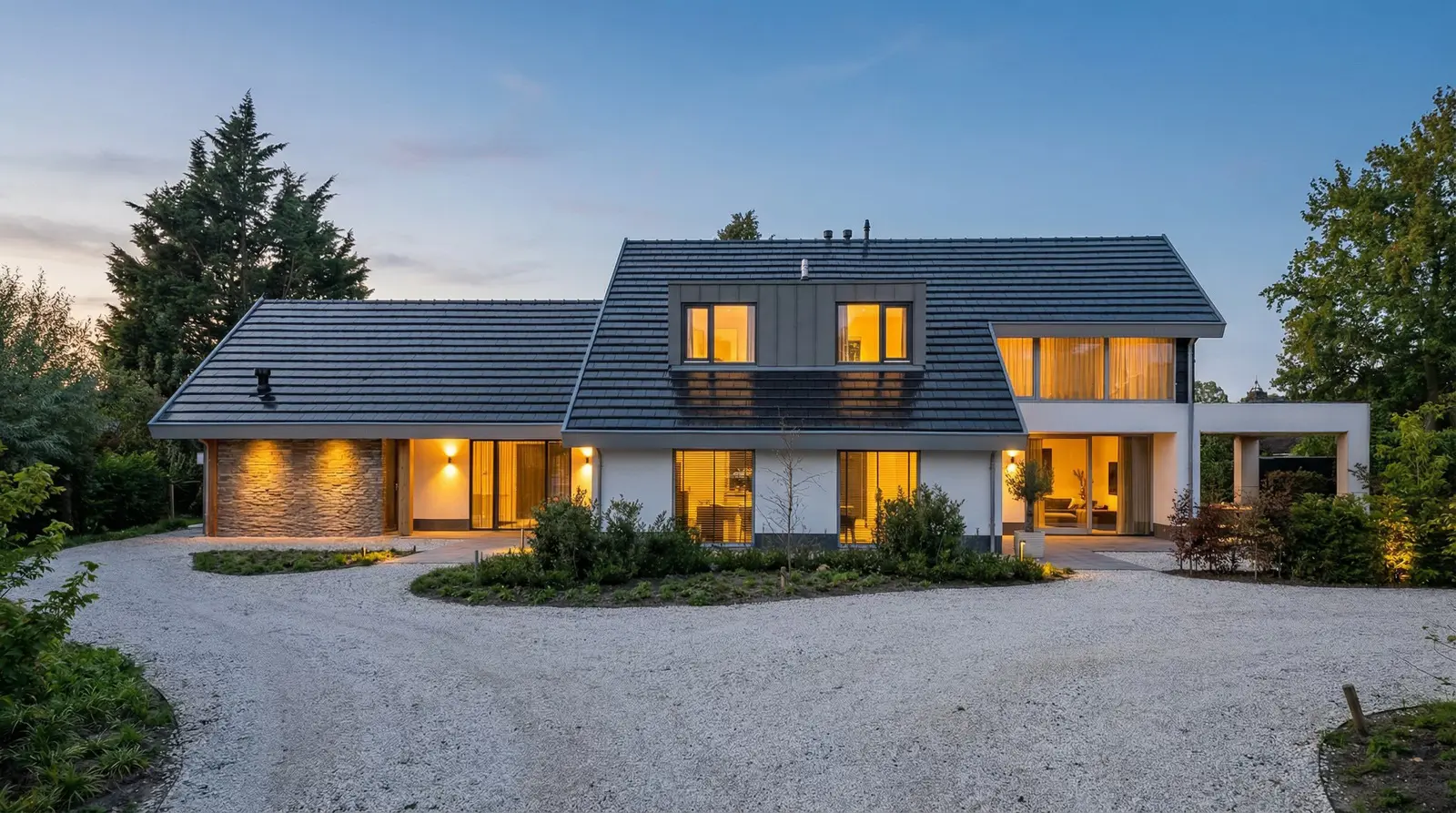 Hoogwaardige transformatie van een lommerrijke villa met verbeterde indeling en materiaalgebruik