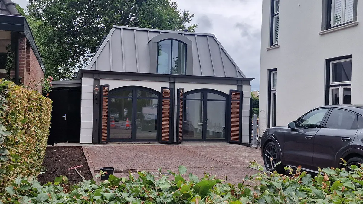 Nieuw koetshuis naast monumentaal hoofdgebouw in de Vechtstreek